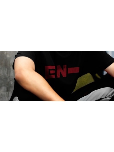 ENHYPEN Iconic T-Shirt, Unisex, Zwart/Rood